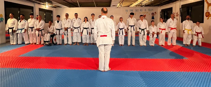 Santi Sánchez y equipo de competición Nisseishi en clase de karate