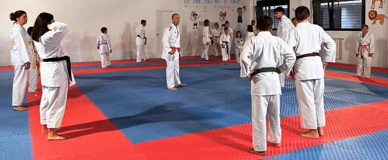 Santi Sánchez explicando en clase de karate
